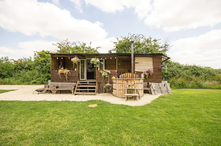 picture of a small log cabin